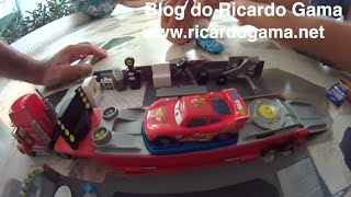 Relâmpago McQueen filme Carros Cars e Caminhão Mack pai e filho brincam muito [upl. by Alaikim]