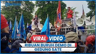 Ribuan Buruh Demo di Gedung Sate Bandung Tolak UMK Versi Pemerintah [upl. by Creigh]