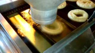 Bergamunken tillverkar donuts i sin helautomatiska Donut Robot 42 munkmaskin donutmaskin [upl. by Sitnalta]