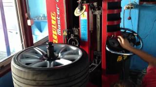 Run Flat Tyre 19 Changing  with a High Performance machine [upl. by Oaks]