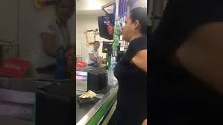 Señora humilla a empleada de Supermercado en Honduras [upl. by Adnoyek849]