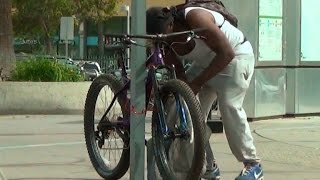 Watch How Long It Takes For A Thief To Snatch A Locked Bicycle [upl. by Nosecyrb]