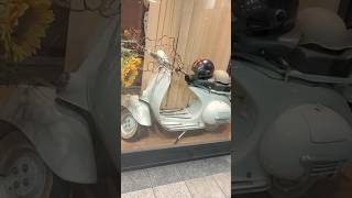 Oldtimer Vespa im Schaufenster Was für ein Blickfang [upl. by Nosyt]