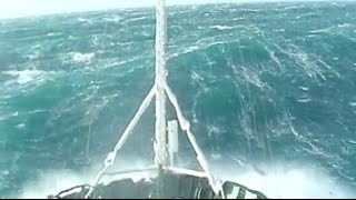 Un bateau remorqueur dans une tempête Force 12  Vague scélérate [upl. by Aynekat]