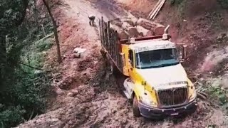 Camioneros en terrenos extremos 😱 [upl. by Eiralc964]