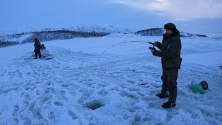 РЫБАЛКА В БАРЕНЦЕВОМ МОРЕ СО ЛЬДА  С ТРУДОМ ДОБРАЛИСЬ ДО МОРЯ И БЫЛИ ВОЗНАГРАЖДЕНЫ ХОРОШЕЙ РЫБАЛКОЙ [upl. by Aronek313]