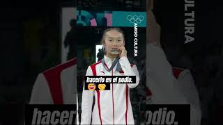 La medallista de plata china Yaqin Zhou se unió con la pose de quotmorder la medallaquot [upl. by Ettennad]