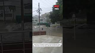 La imprudencia de conductor de Sobusa al desafiar el arroyo de la calle 85 con 49c en Barranquilla [upl. by Jardena948]