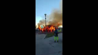 SaintGilles  incendie dans la boutique quotChez Loulouquot [upl. by Oirogerg]