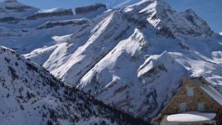 Le cirque de Gavarnie en hiver Randonnée en raquettes au refuge des Espuguettes [upl. by Aikemal768]