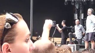 Linkin Park helps fan during Points Of Authority  Sydney Soundwave 2013 [upl. by Licna]