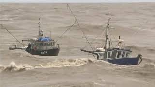 Video increible 2 barcos de pesca en mares extremadamente agitados [upl. by Ppilihp]