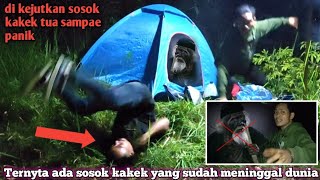 Camping Horor Terjatuh Melihat Sosok Kakek Tua Sampe Ketakutan Melihat Wajah Dia Angker [upl. by Sinegold540]