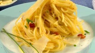 Rezept Spaghetti Carbonara  italienische Pasta mit leckerem Speck [upl. by Aiuqenehs773]