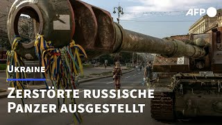 quotUnsere Jungs sind Heldenquot Zerstörte russische Panzer in Kiew  AFP [upl. by Bartlet]