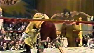 Titanes en el Ring 1982  El Aldeano vs Dartagnan El Mosquetero [upl. by Eedissac]