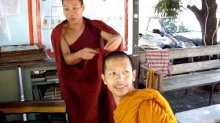 A monk in the Changmai Temple showed how to wear the cassock1 [upl. by Harvey]