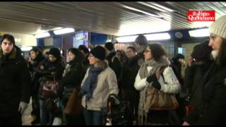 Bologna stazione nel caos I viaggiatori stranieri quotSolo in Italiaquot [upl. by Derward912]