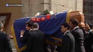 Ovación a la Duquesa de Alba a su llegada a la capilla ardiente [upl. by Saideman]