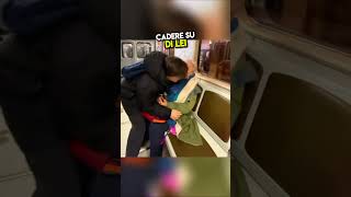 Ha dimenticato il portafoglio in metropolitana quindi ha fatto così ❤️ stories curiosità [upl. by Gizela]