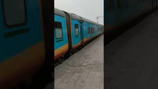 3 train jo bhartiya railway ko sabse jada kamai karke deti htrain trainlover railway [upl. by Niffirg]