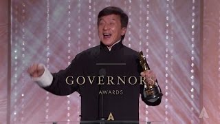 Jackie Chan recebe um Oscar Honorário no Governors Awards 2016  Legendado PTBR [upl. by Shandie]