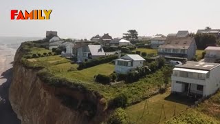 Le village au bord du gouffre  quand la mer dévore les terres [upl. by Eiramaneet]