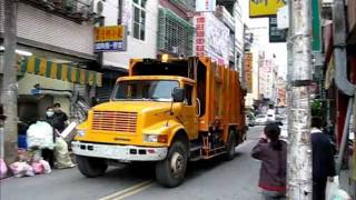 Müllwagen in Taiwan  Taiwanese Garbage Truck [upl. by Weissman]