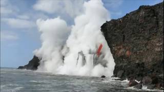 Vulcão forma cachoeira de lava sobre o oceano Pacífico no Havaí [upl. by Shaina89]