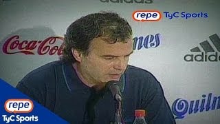 Marcelo Bielsa decidía seguir en la Selección 2002 [upl. by Einnahpets]