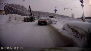 【ドラレコ】除雪車 横転事故 救出 雪道  Stupid Driver Snow and Slip and Crash [upl. by Kinsley]