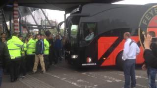 Feyenoord supporters vallen spelersbus aan na PEC Zwolle  Feyenoord [upl. by Akkeber]