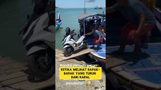 momen sedih ketika bapak bapak nyungsep saat turun dari kapal penyeberangan ‼️ sedih laka musibah [upl. by Suchta961]