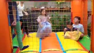 NIÑOS JUGANDO EN CASTILLO INFLABLE CHILDREN PLAYING IN INFLATABLE CASTLE [upl. by Carnes]