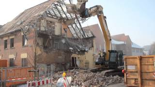 Bagger im Einsatz  Caterpillar macht altes Haus platt [upl. by Dianthe906]