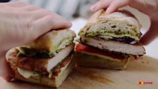 Saftig kyllingsandwich med pesto amp mozzarella  EXTRA [upl. by Sucramal]