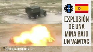 Explosión de una mina bajo un VAMTAC [upl. by Erroll960]