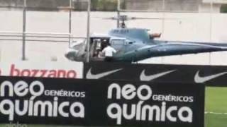 Emerson Sheik chega ao treino do Corinthians de helicóptero  16012012 [upl. by Ringsmuth]