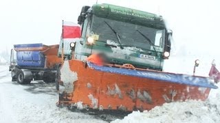 Schneepflug steckt fest Bergung  Snow Plow Recovery Winterdienst [upl. by Ekralc]