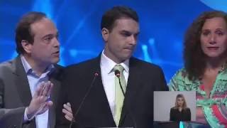 Flávio Bolsonaro passa mal e deixa debate à prefeitura do RJ [upl. by Aramad]