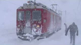 Treinen in de sneeuw Zwitserland Les trains dans la neige Suisse Switzerland Schweiz [upl. by Alael26]