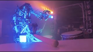 Compressorhead ロボットドラマー Stickboy 彼の太鼓を演奏する [upl. by Akerdnuhs]