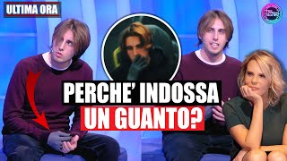 C è Posta per te ecco perché Manuel indossava un guanto  la spiegazione [upl. by Comethuauc121]