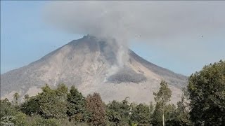 Indonésie le volcan Sinaung toujours en activité [upl. by Latsryc]