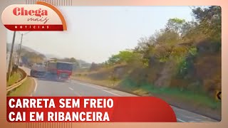 Carreta sem freio acerta veículos e motorista morre  Chega Mais Notícias 120924 [upl. by Yelsnya703]