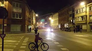 Supporters van KV Kortrijk trekken in colonne naar Guldensporenstadion KVKZWA [upl. by Einittirb255]