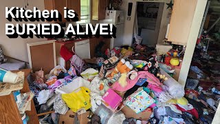 Cleaning a massively hoarded house for FREE [upl. by Ester]