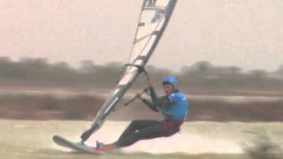 Records de vitesse à la voile  la guerre est ouverte entre kitesurf et windsurf [upl. by Esinart]