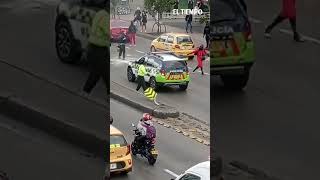 Agresión a policías en medio de protestas en Bogotá I El Tiempo [upl. by Edobalo]