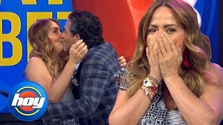 Le roba un beso a Andrea Legarreta en pleno show y ella no sabe cómo reaccionar  Hoy [upl. by Alad477]